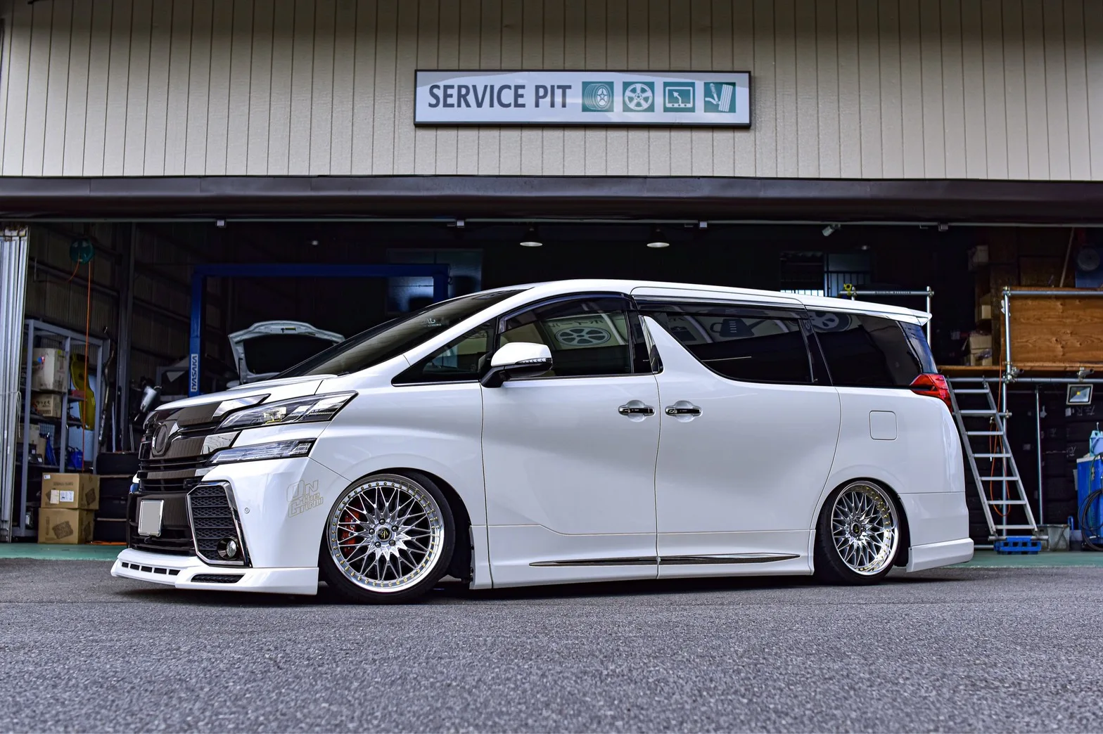 Work VS XV on Toyota Vellfire AH30, photo 8