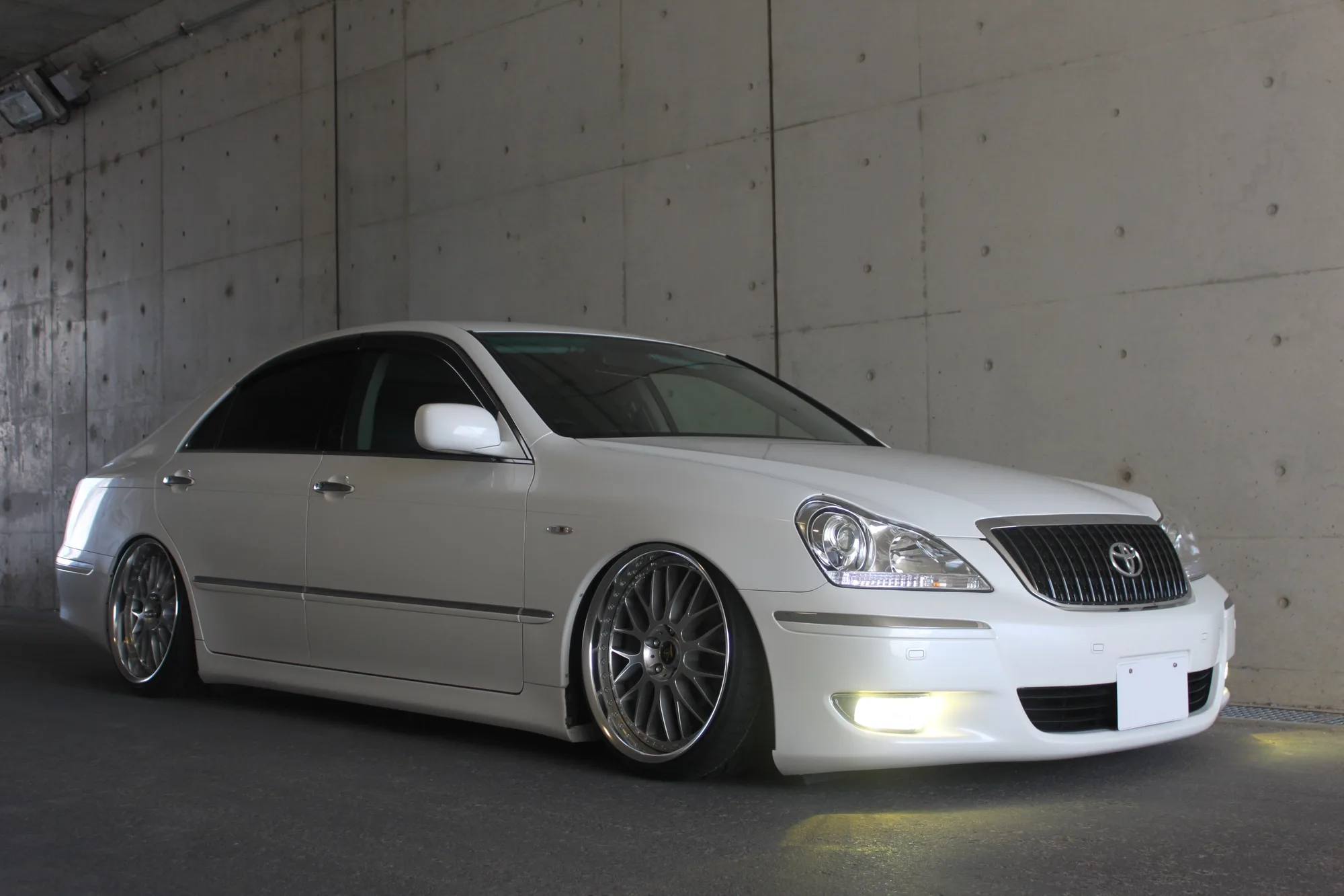 Work VS XX on Toyota Crown Majesta S180