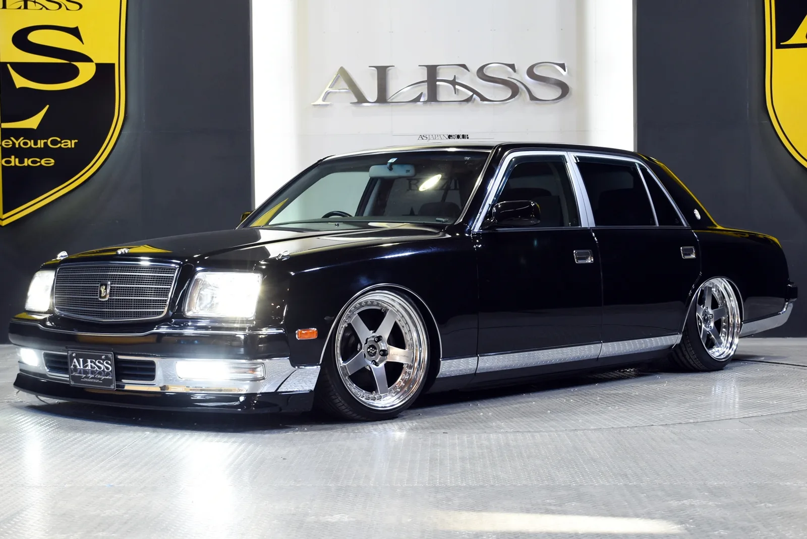 Work Zistance W5S on Toyota Century GZG50