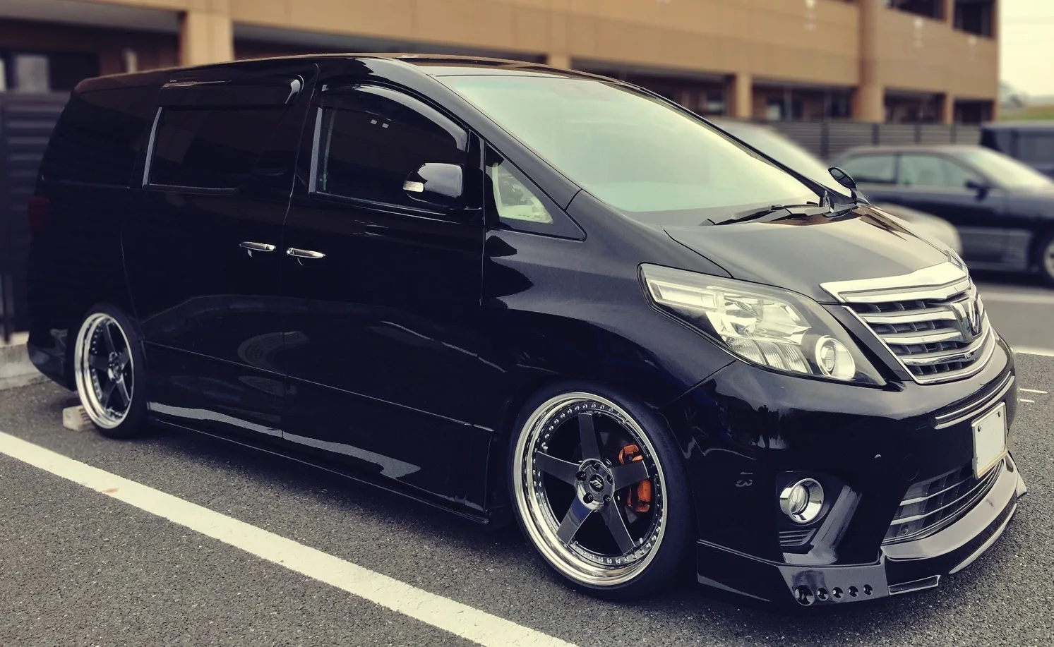 Work Zistance W5S on Toyota Vellfire AH20