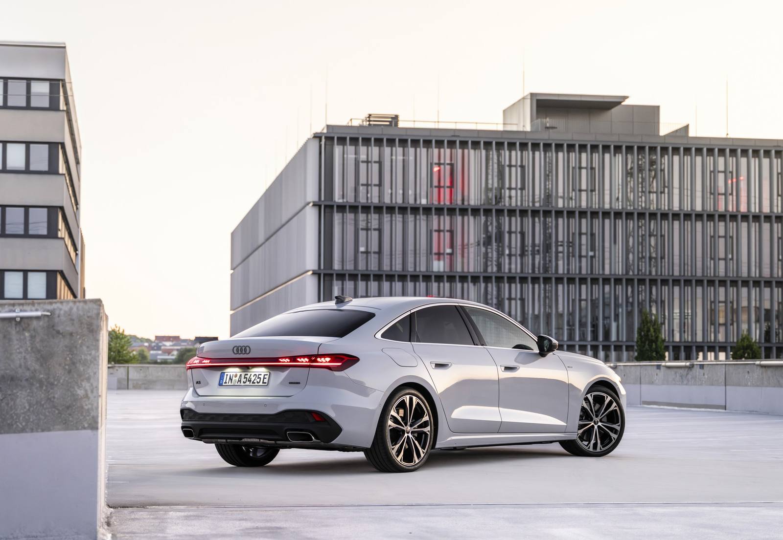 A5 Sedan e-hybrid quattro (220 kW)