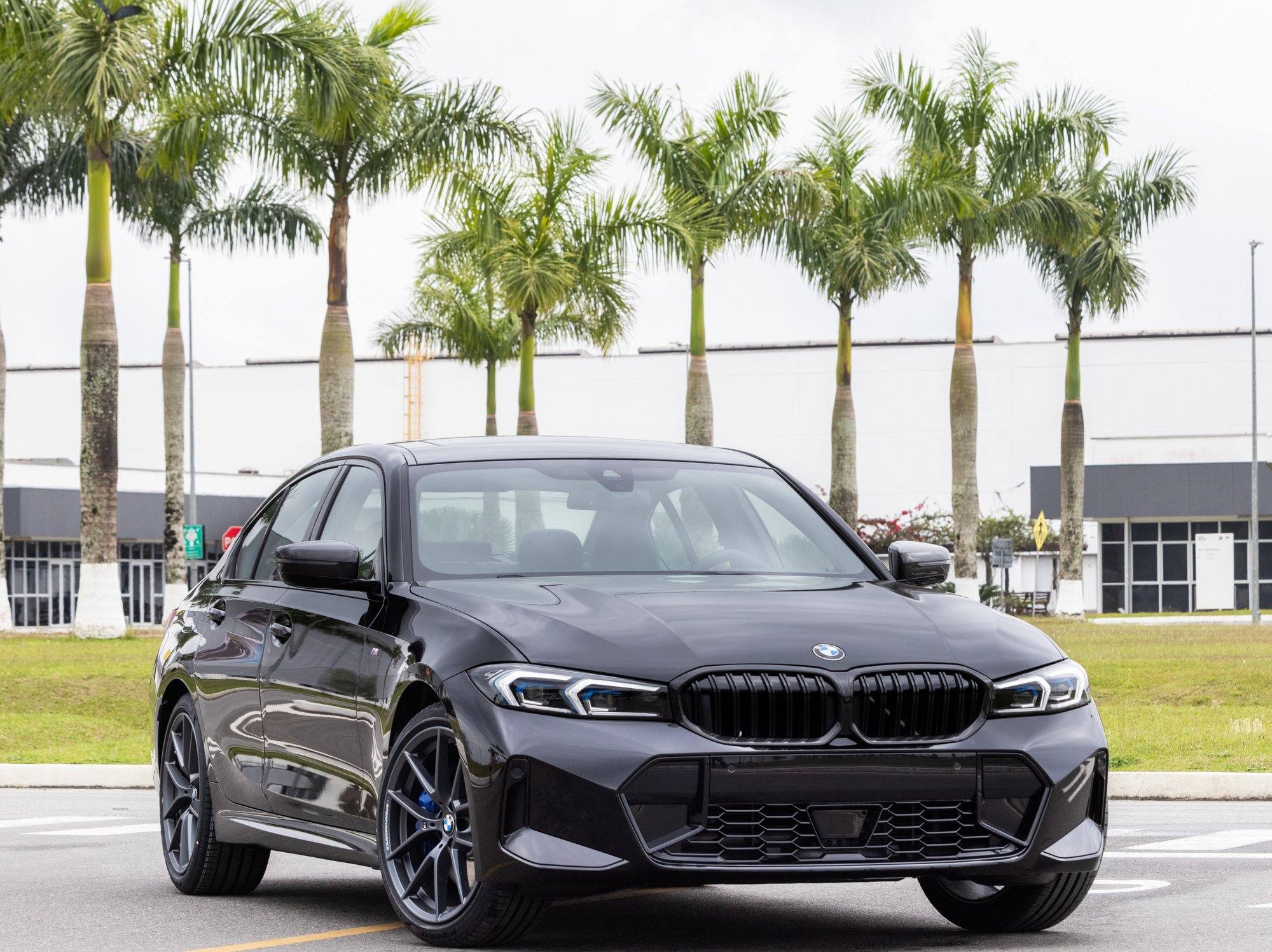 320i