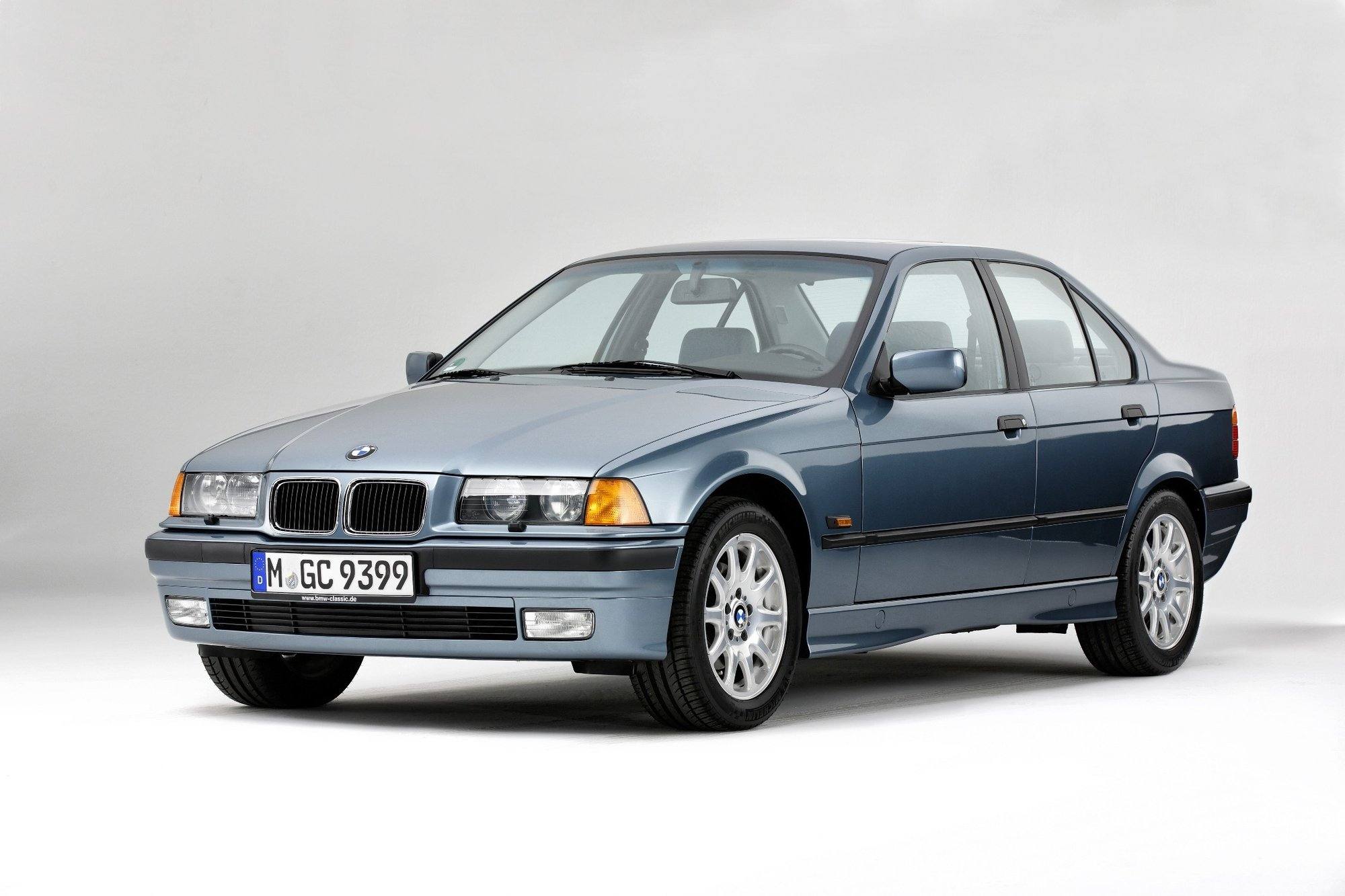 323i