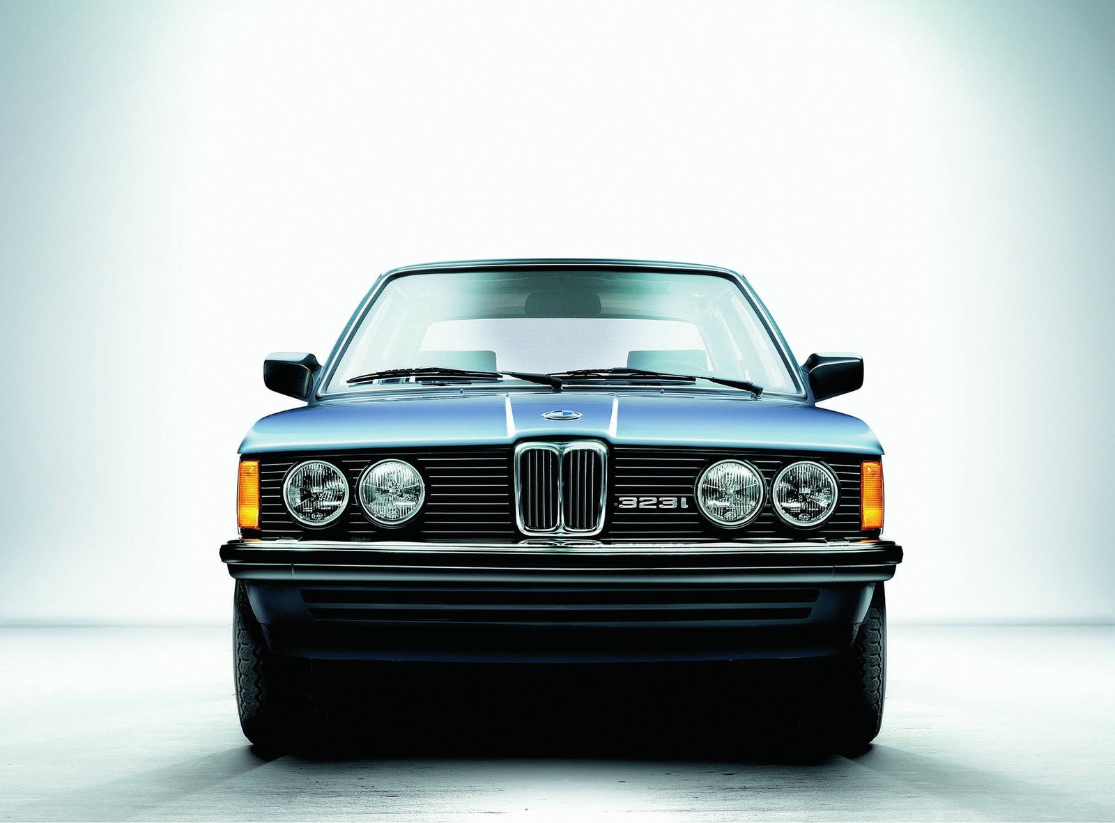 323i