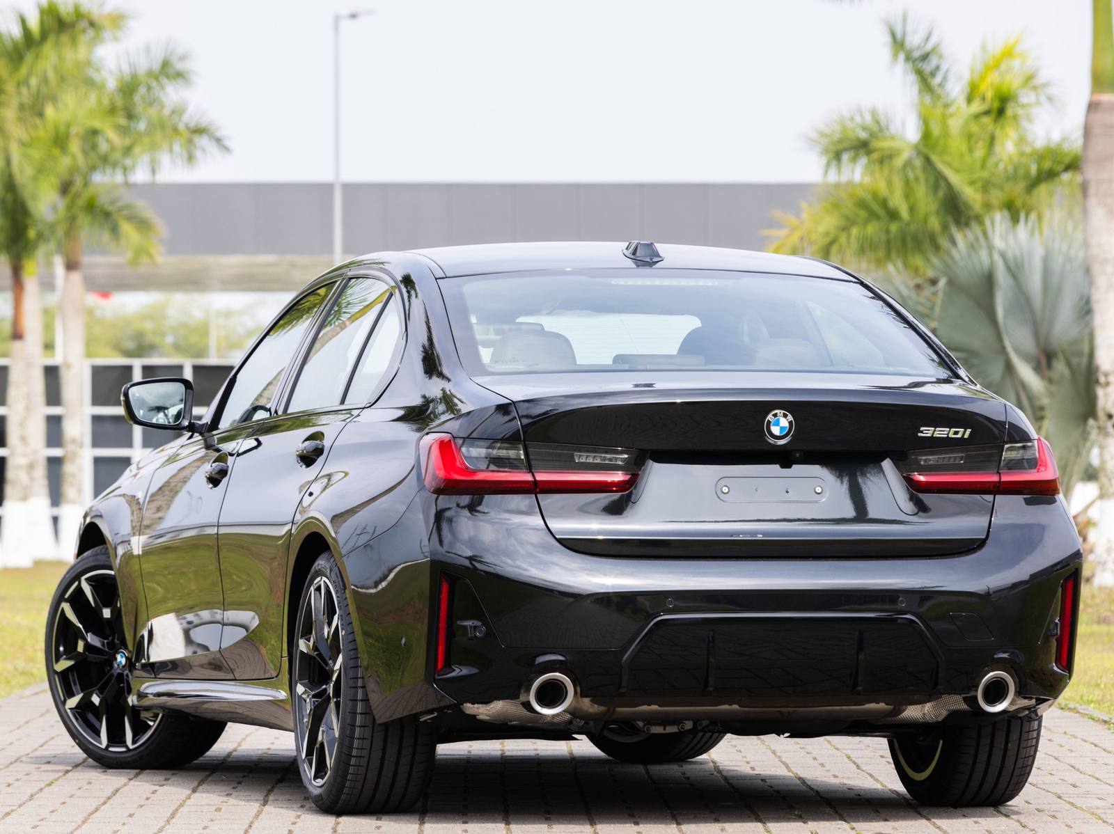 320i