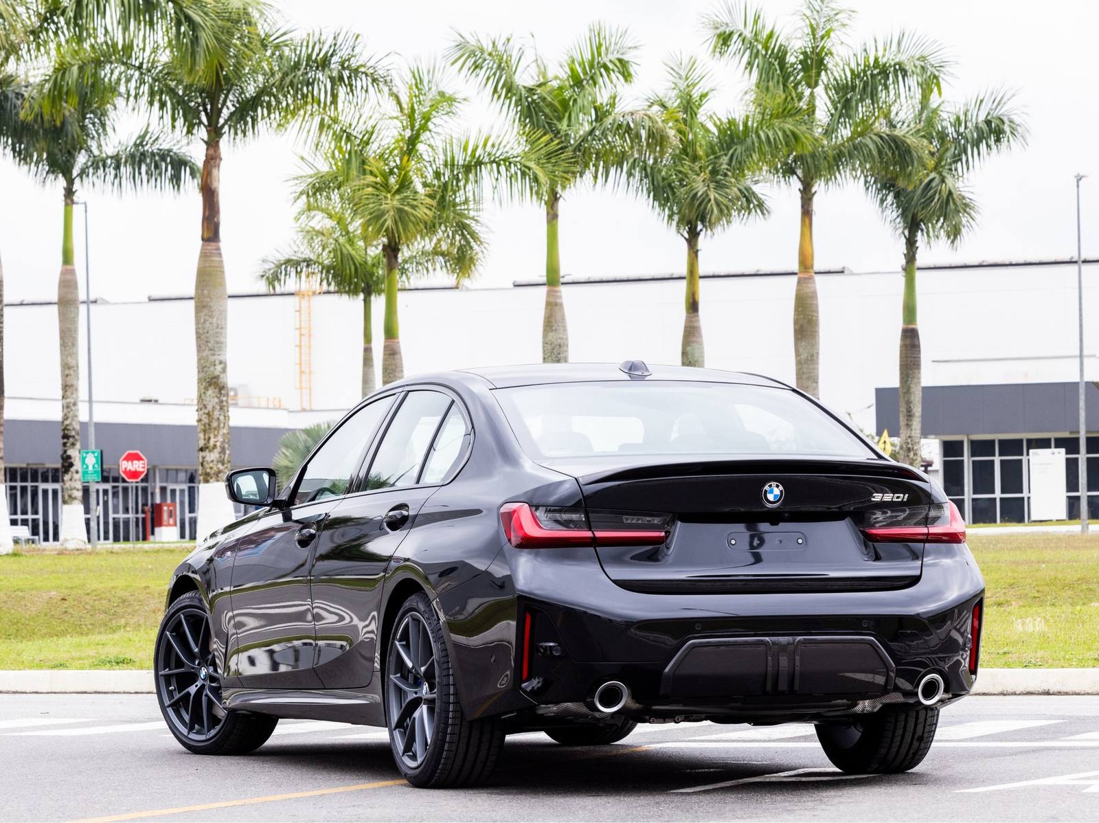 320i