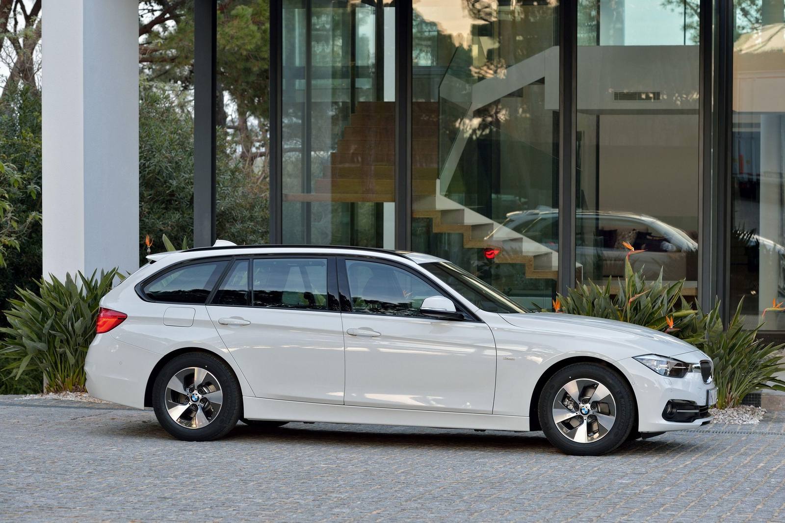 320i Touring
