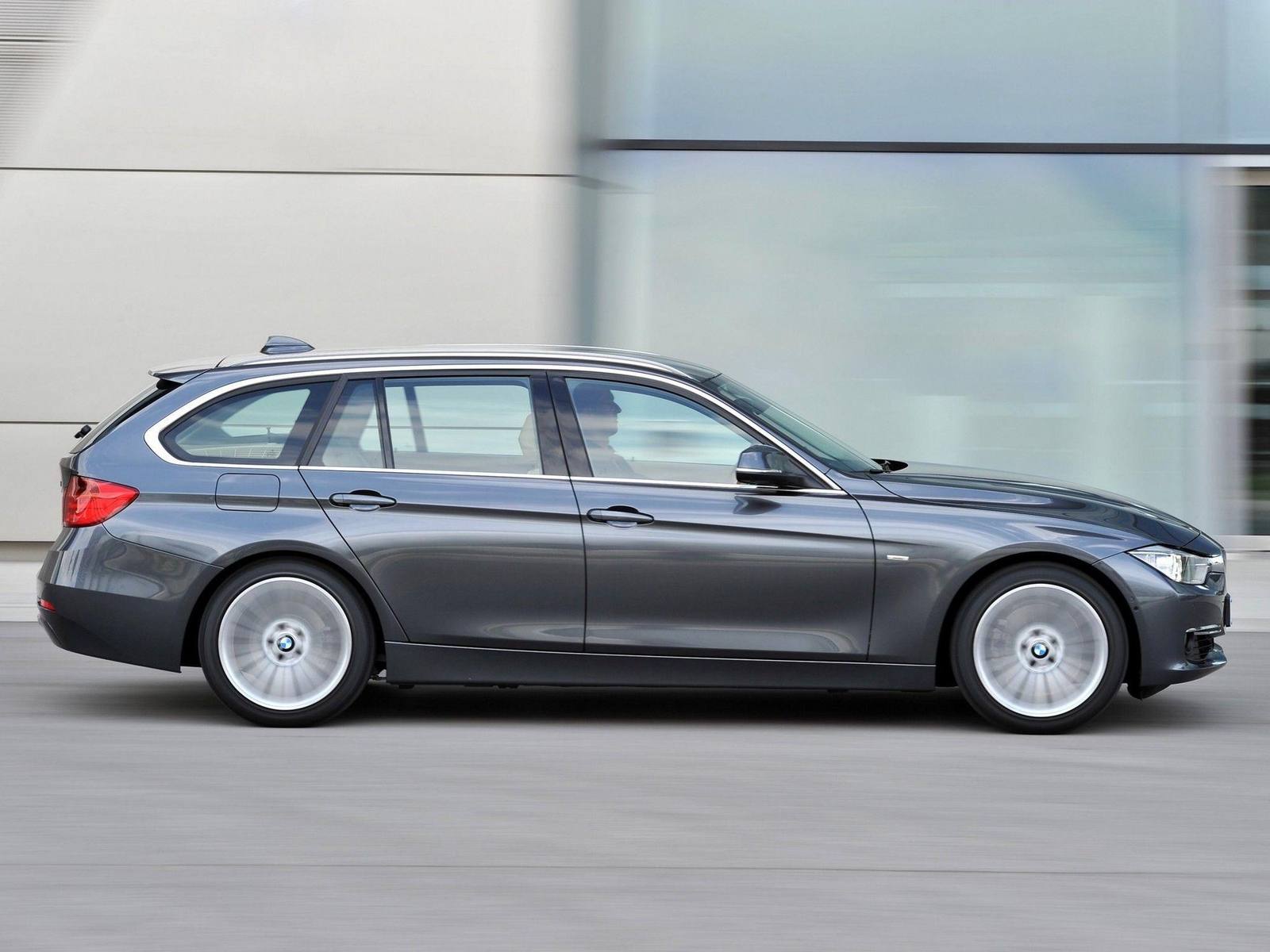 320i Touring