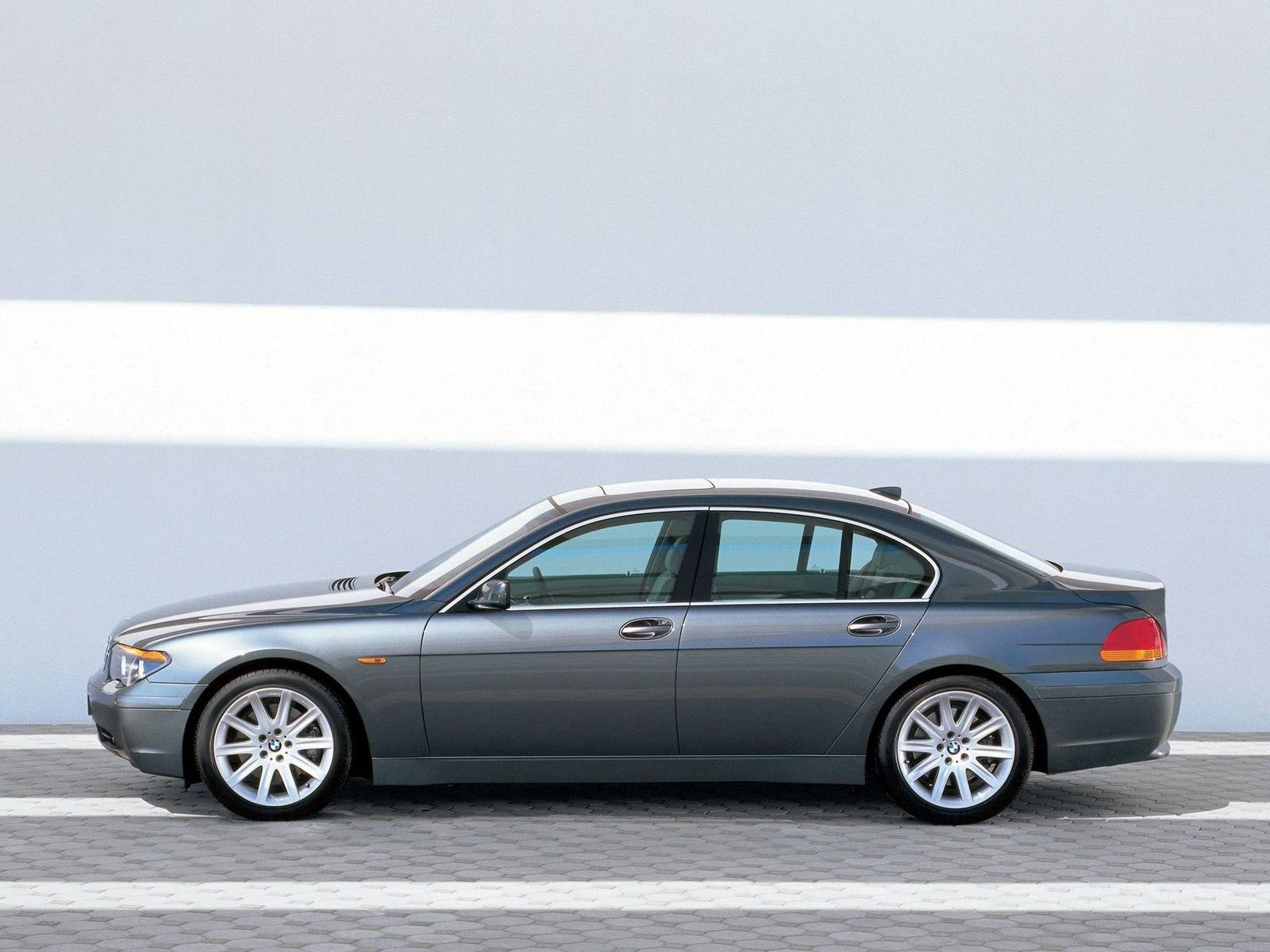 745i