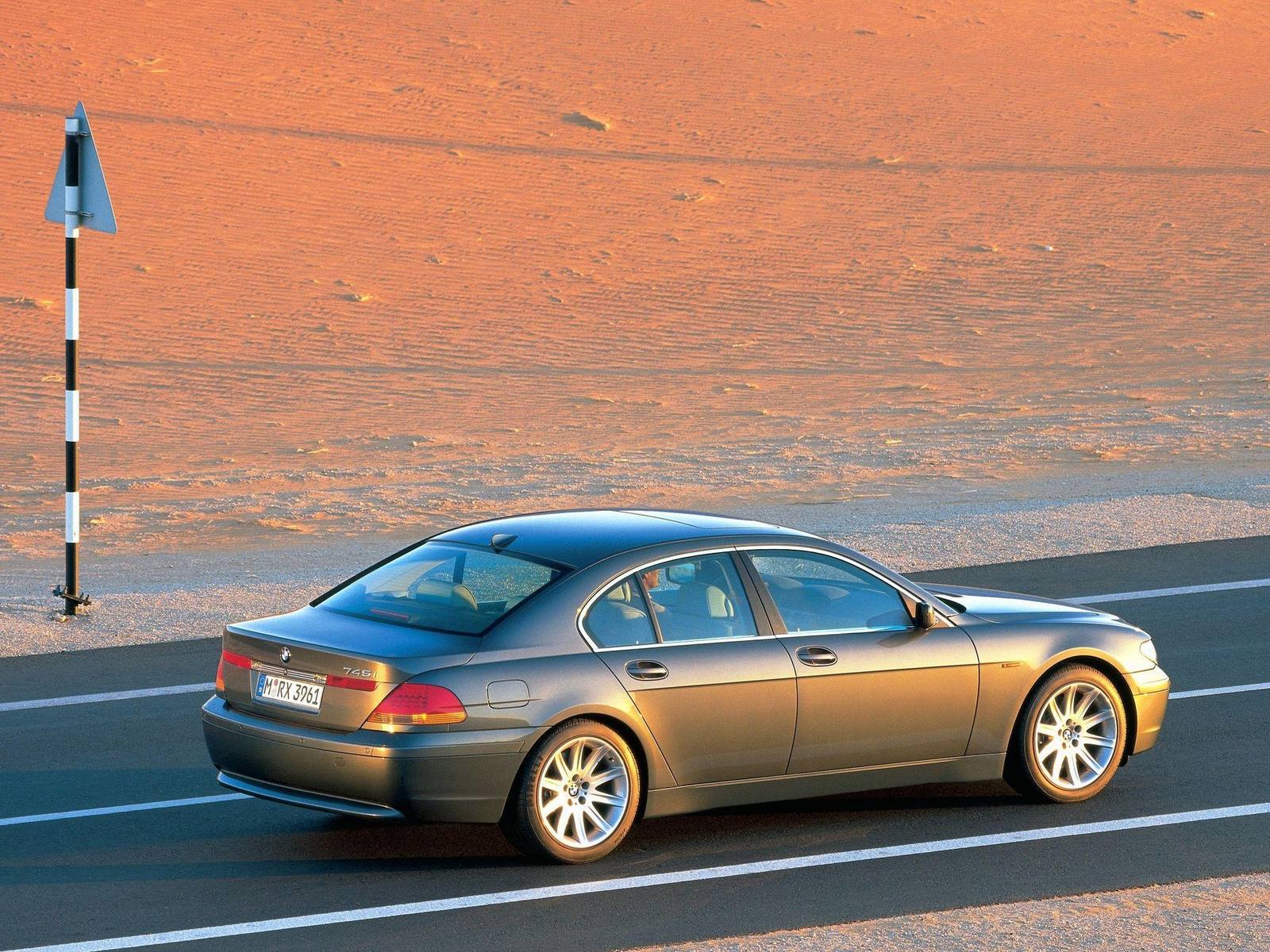 745i