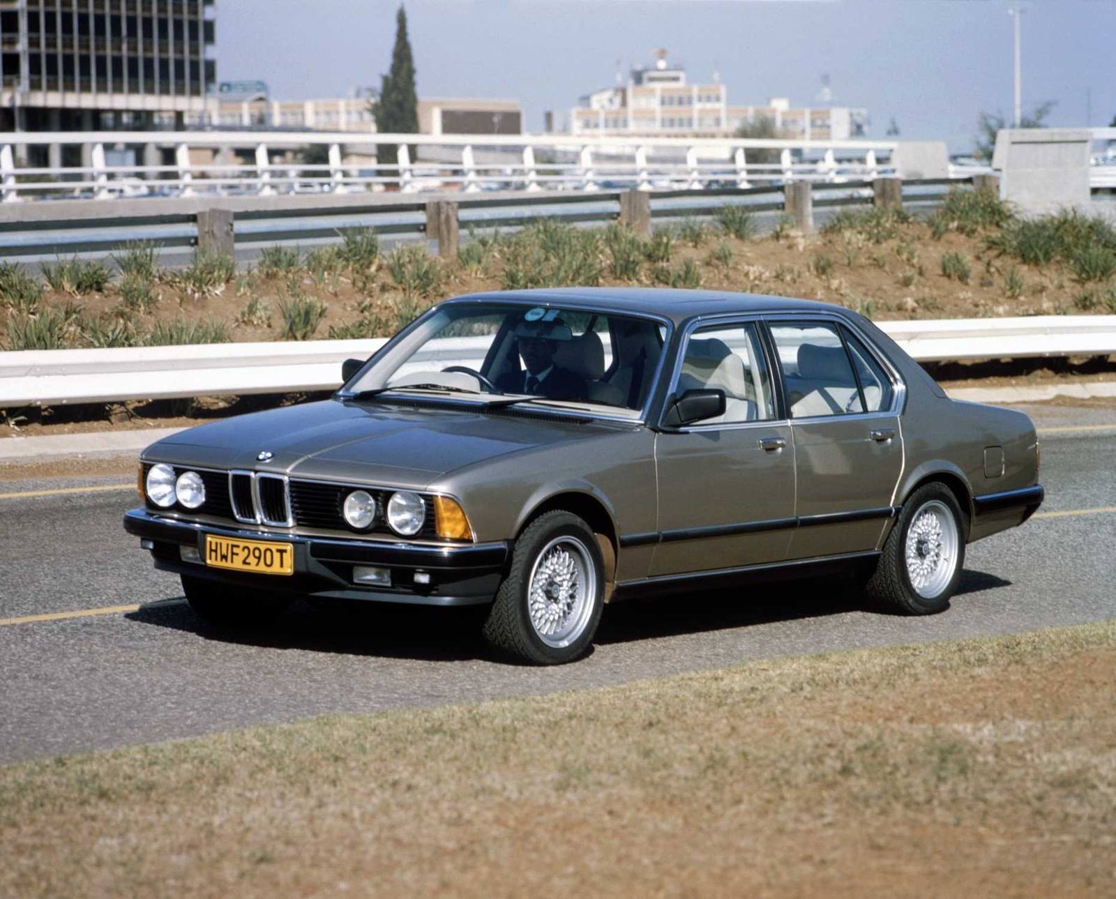 745i