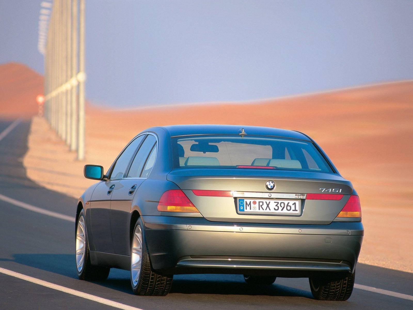 745i