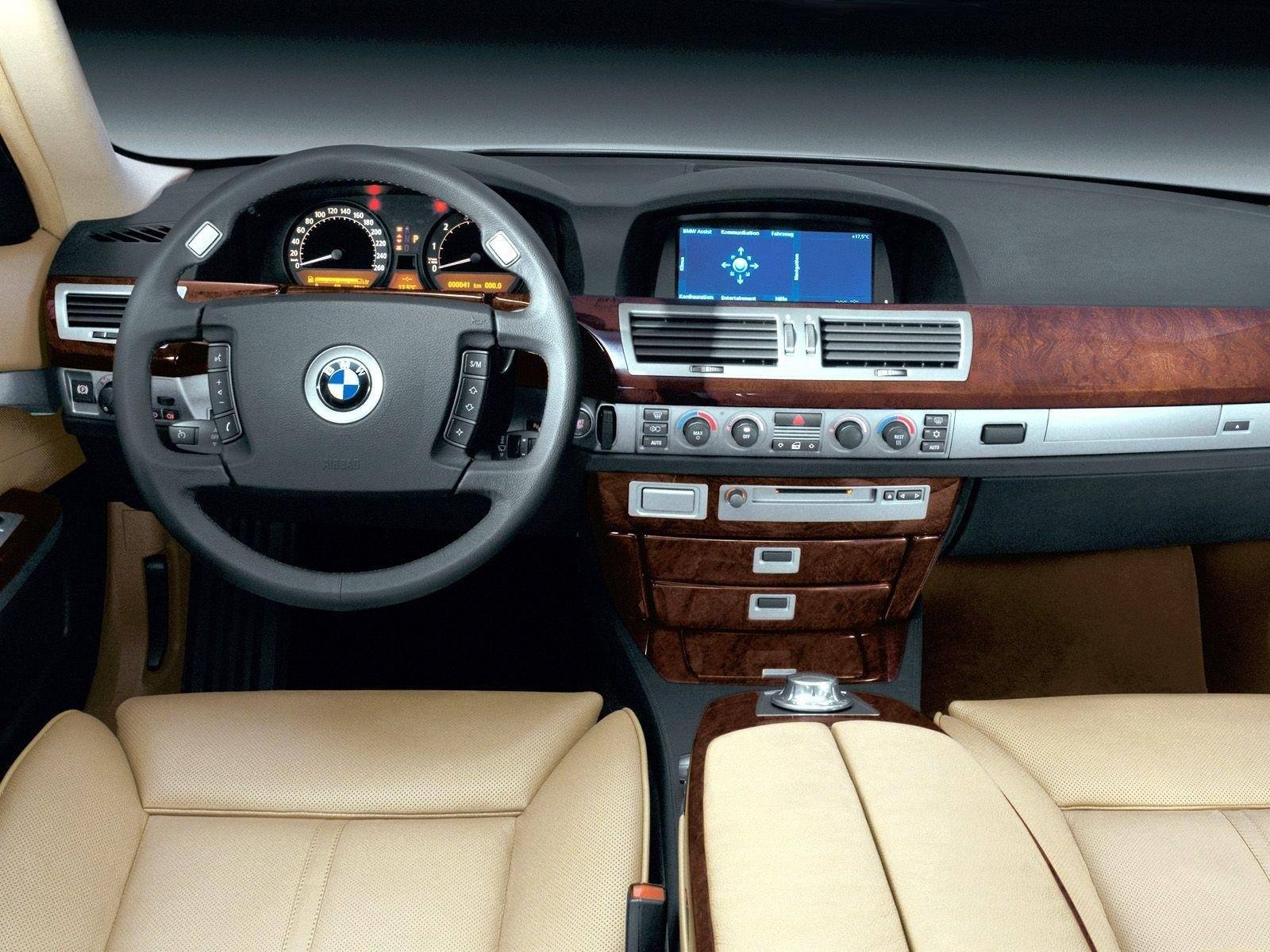 745i