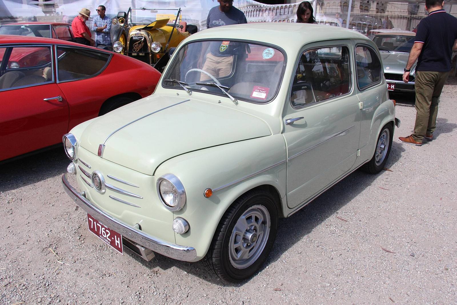 600