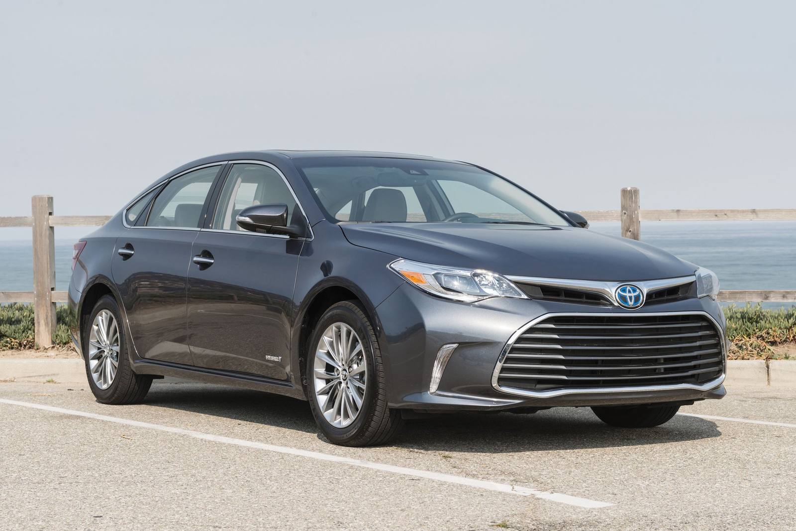 Hybrid XLE Premium