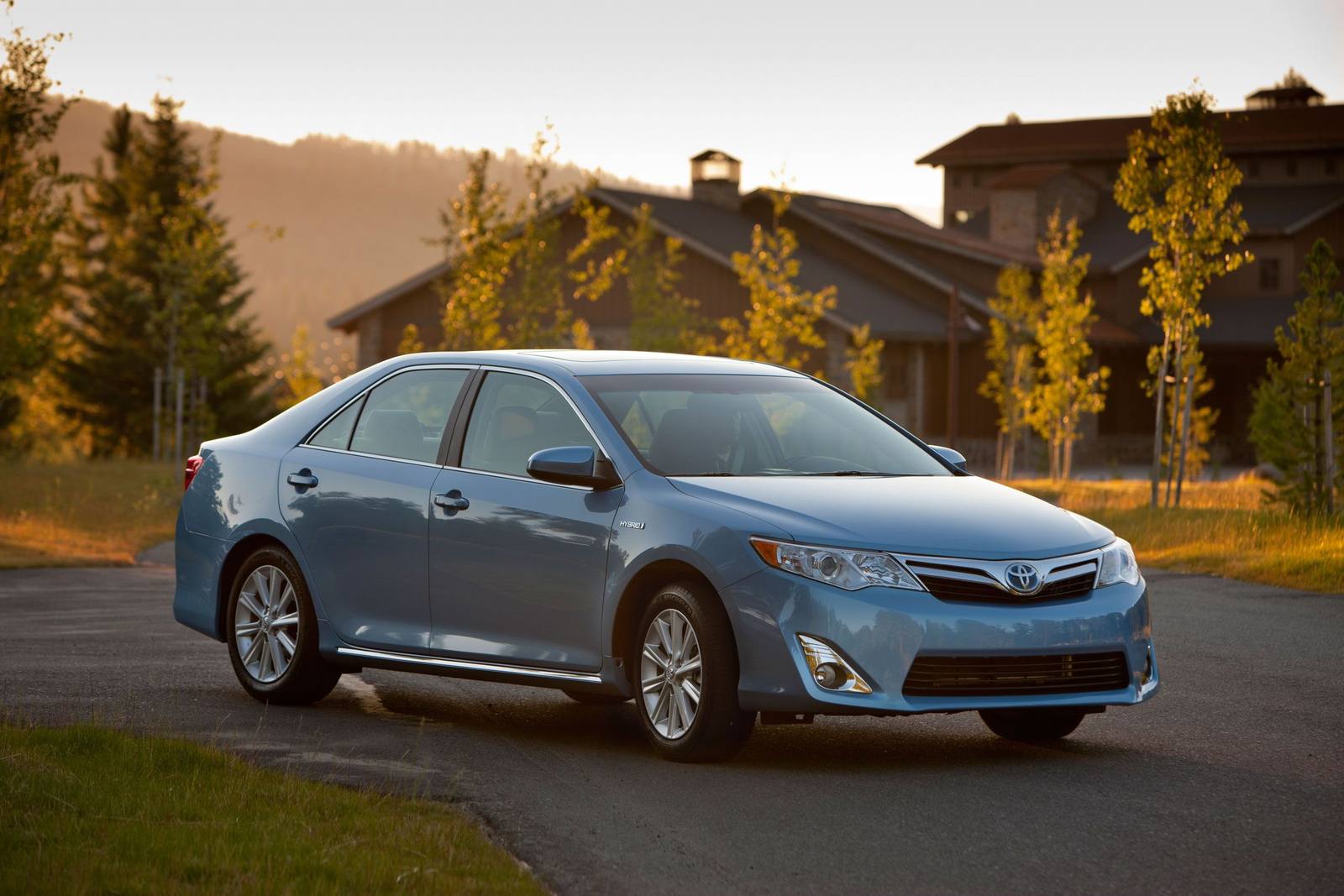 Hybrid H Sedan (2AR-FXE)