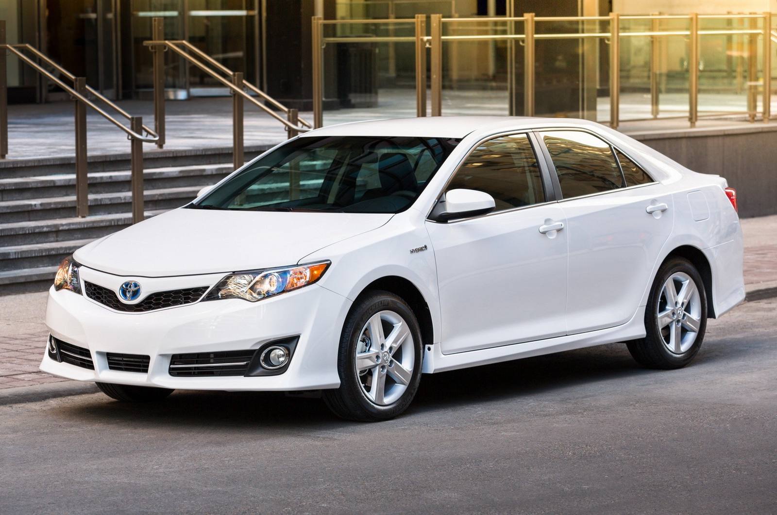 Hybrid LE/XLE Sedan