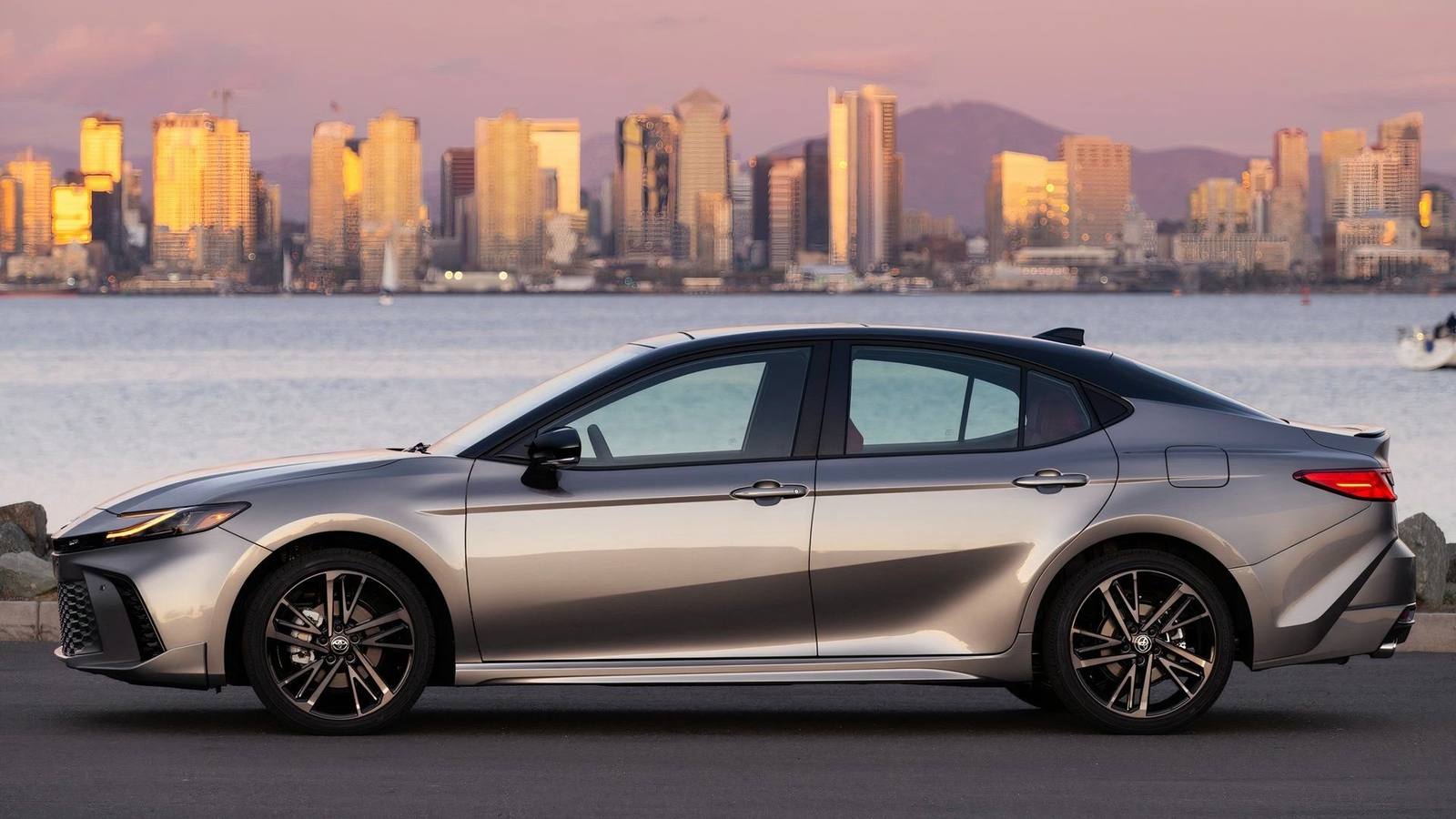 2.0 Hybrid Sedan