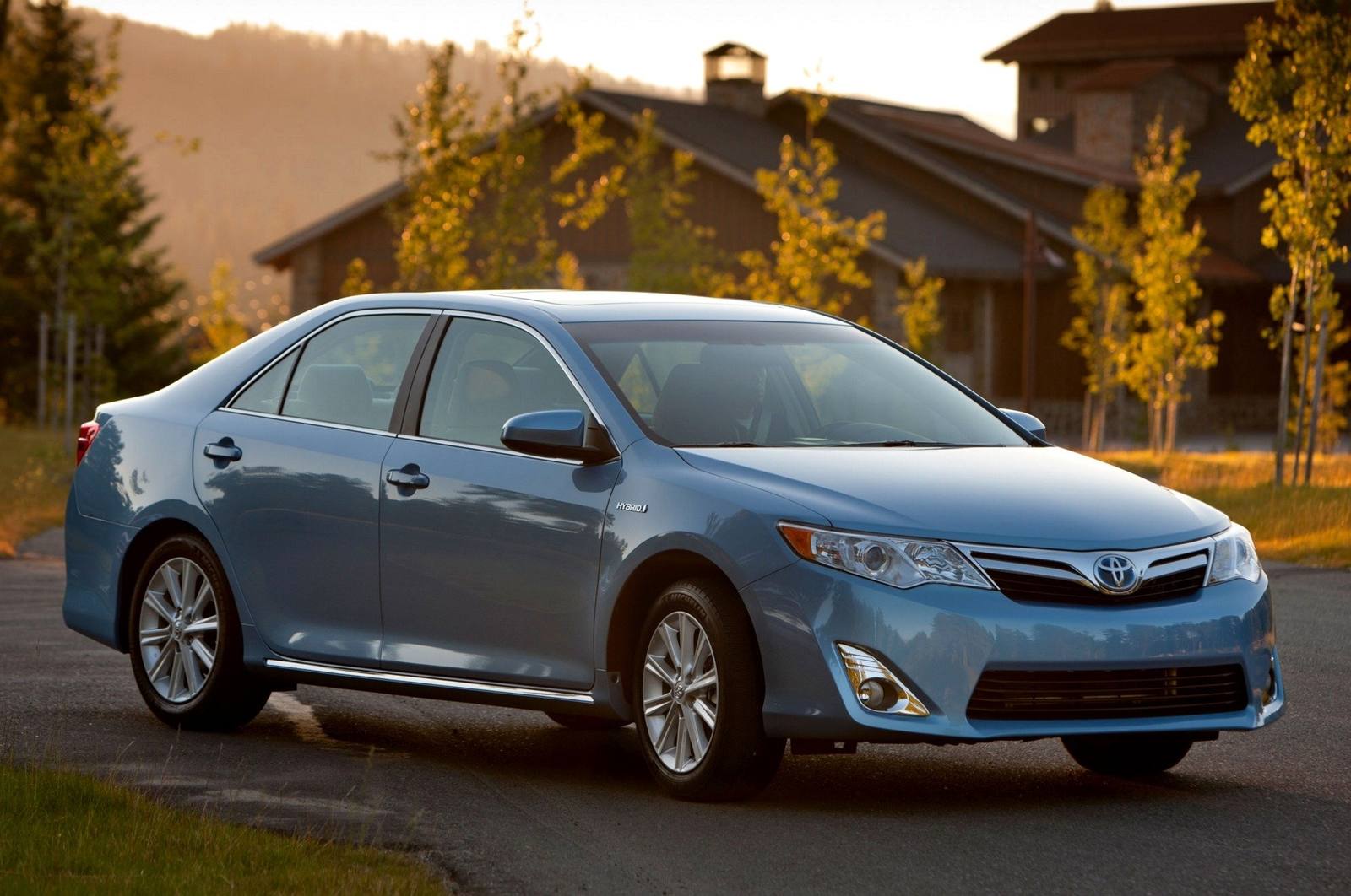 Hybrid LE/XLE Sedan