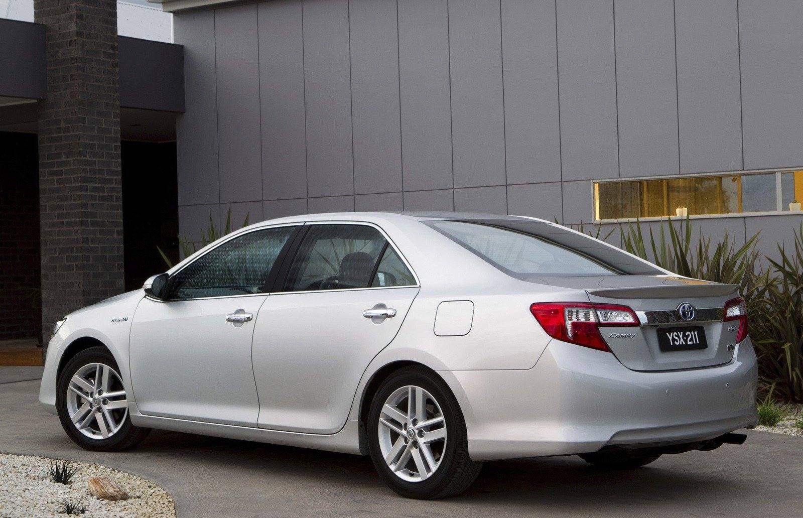 Hybrid H Sedan (2AR-FXE)