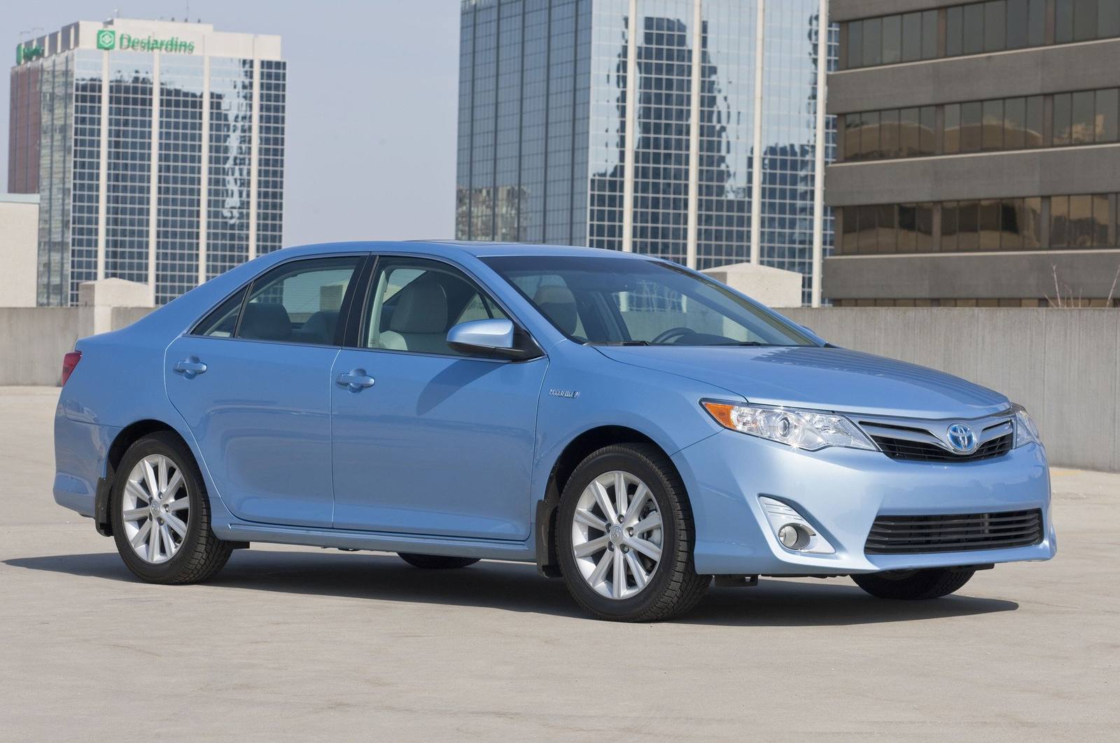 Hybrid LE/XLE Sedan