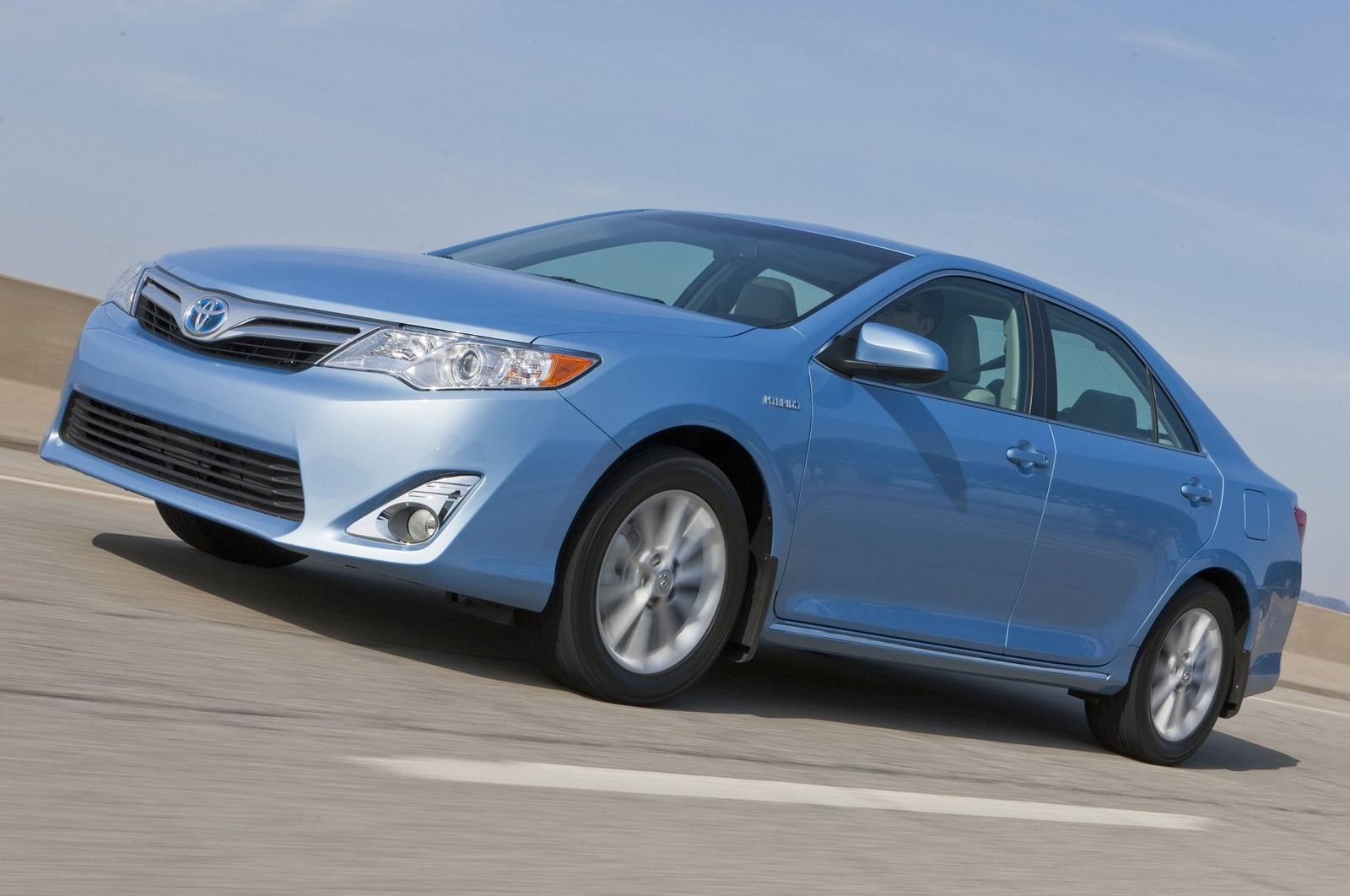 Hybrid LE/XLE Sedan