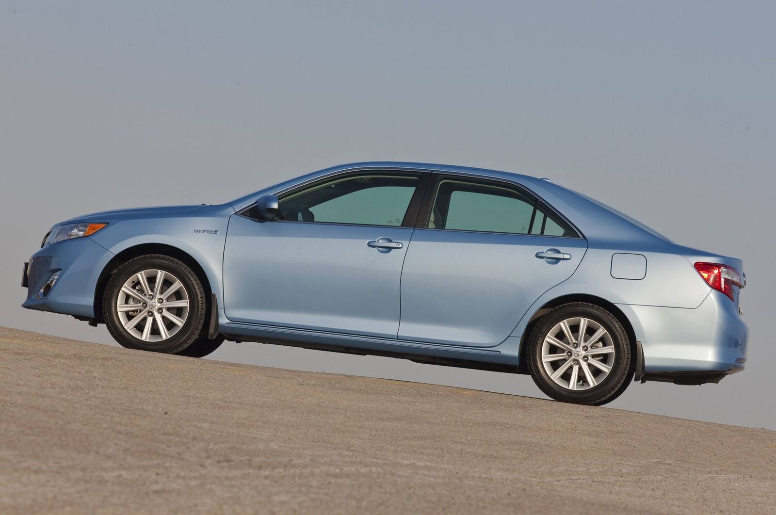 Hybrid LE/XLE Sedan