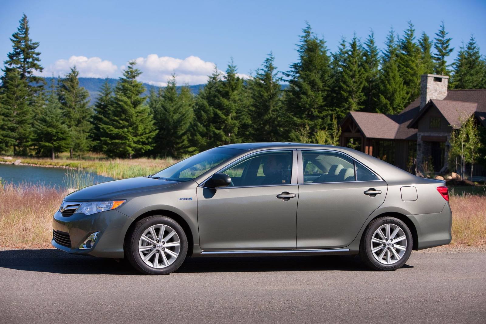 Hybrid H Sedan (2AR-FXE)