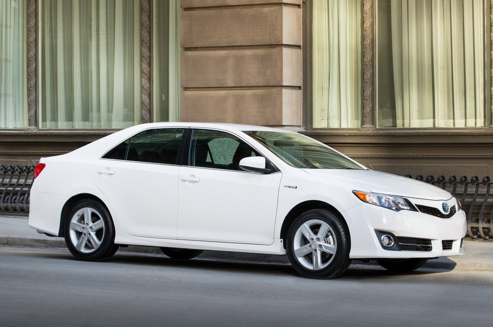 Hybrid LE/XLE Sedan
