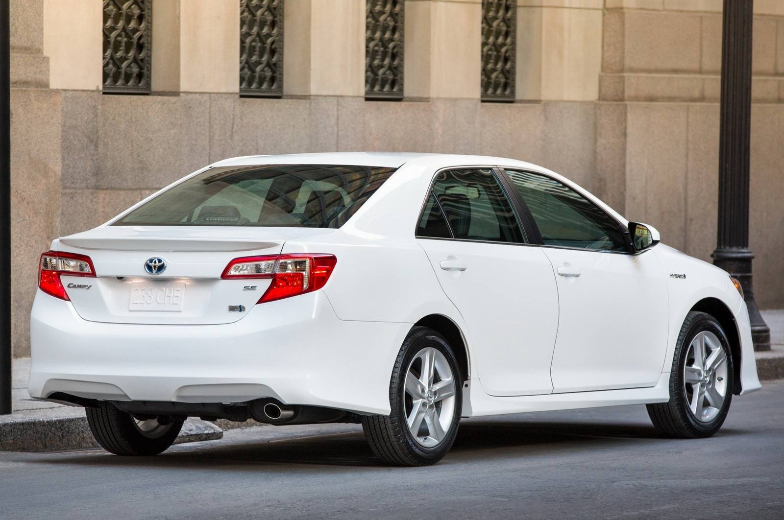 Hybrid LE/XLE Sedan