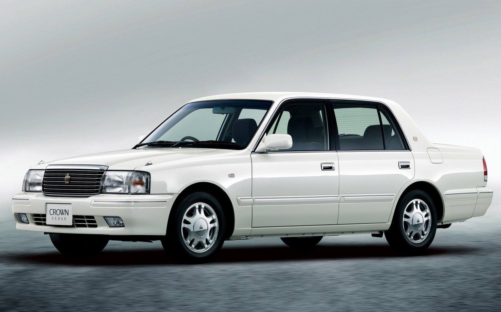 Crown Sedan 2.0 Super Deluxe