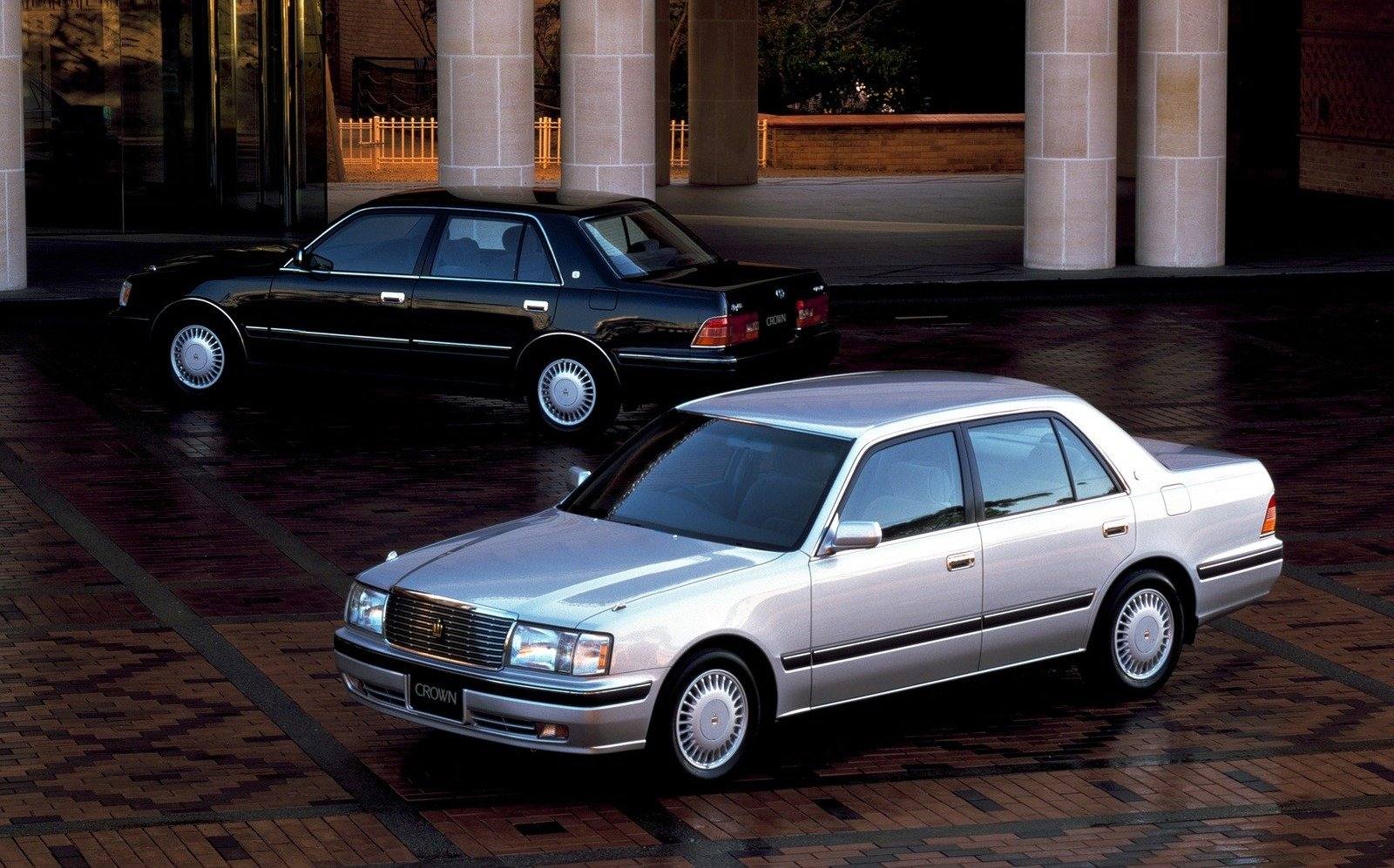 Crown Sedan 2.0 Super Deluxe