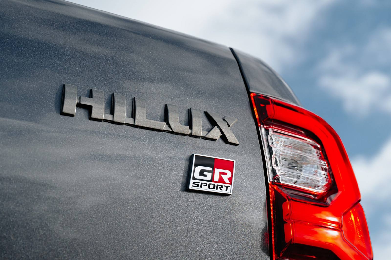 AN120 2.8 GR Sport 48V Mild Hybrid