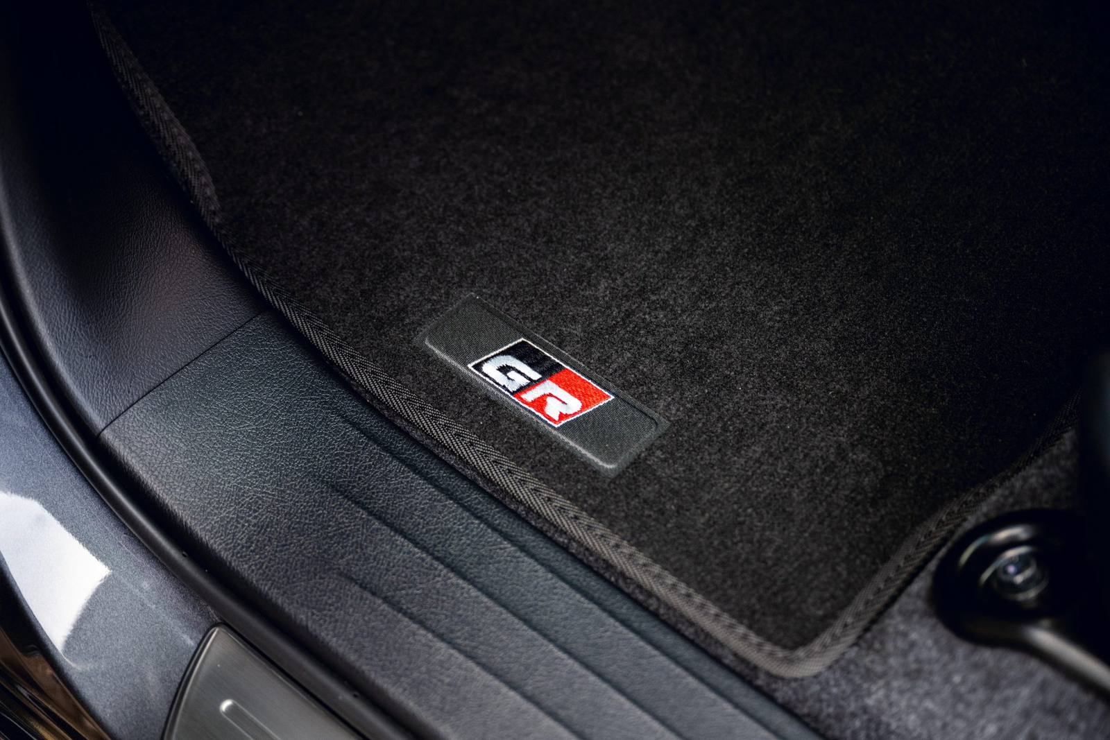 AN120 2.8 GR Sport 48V Mild Hybrid