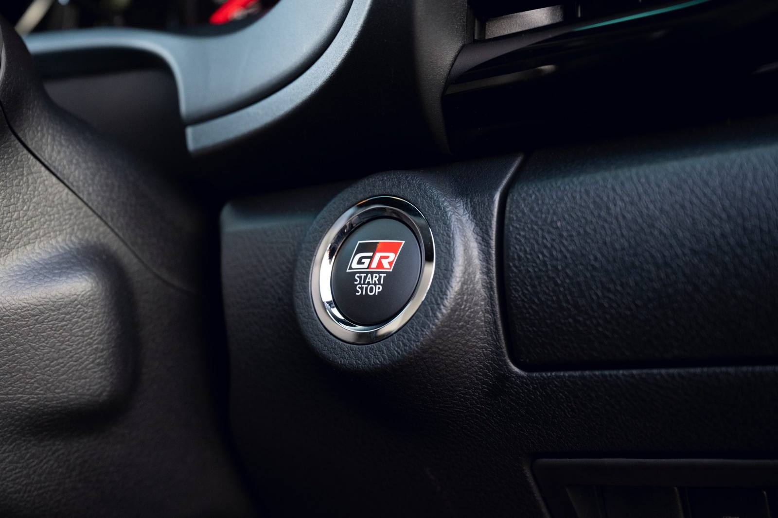 AN120 2.8 GR Sport 48V Mild Hybrid
