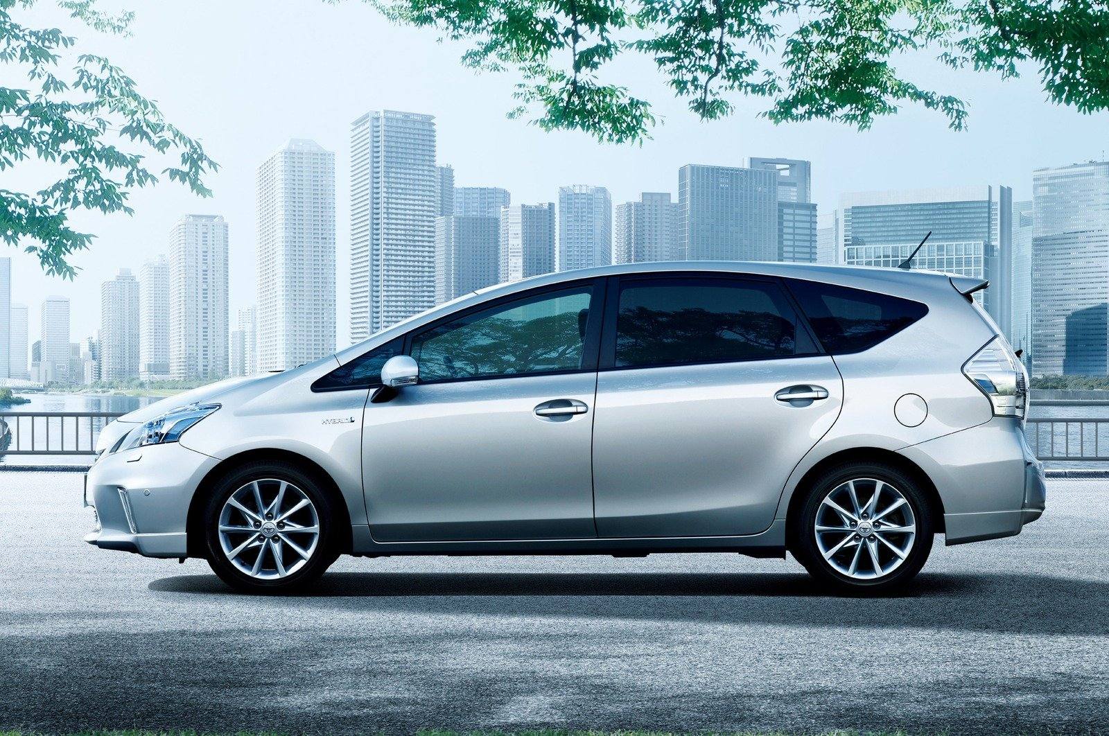 Prius alpha Japan 5-seat