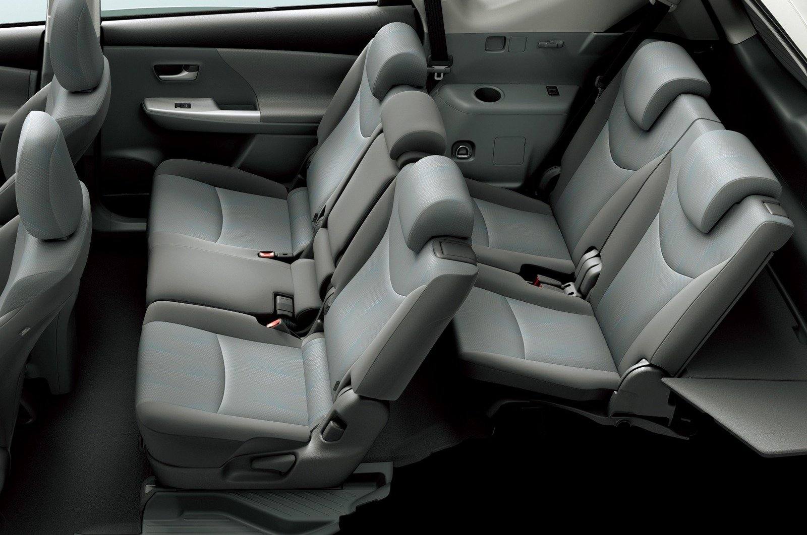 Prius alpha Japan 7-seat