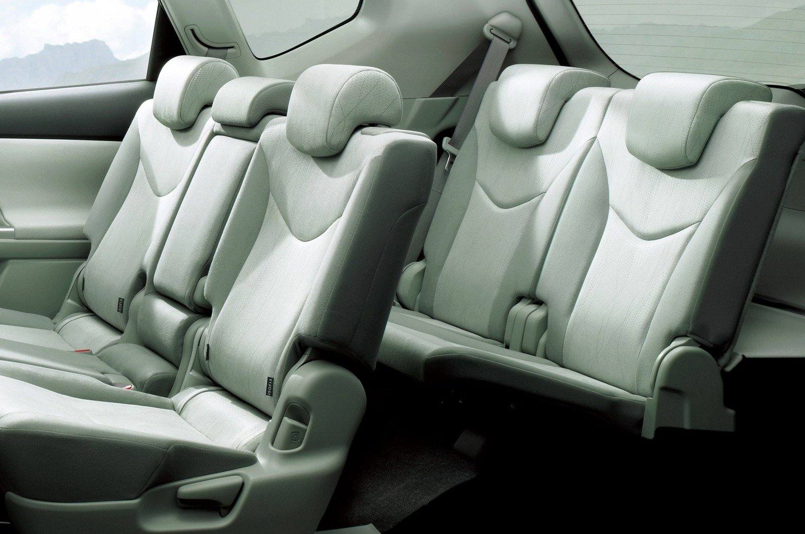 Prius alpha Japan 7-seat
