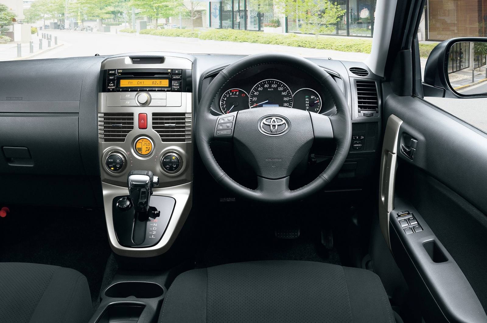 Rush 1.5 (J200E, 2WD)