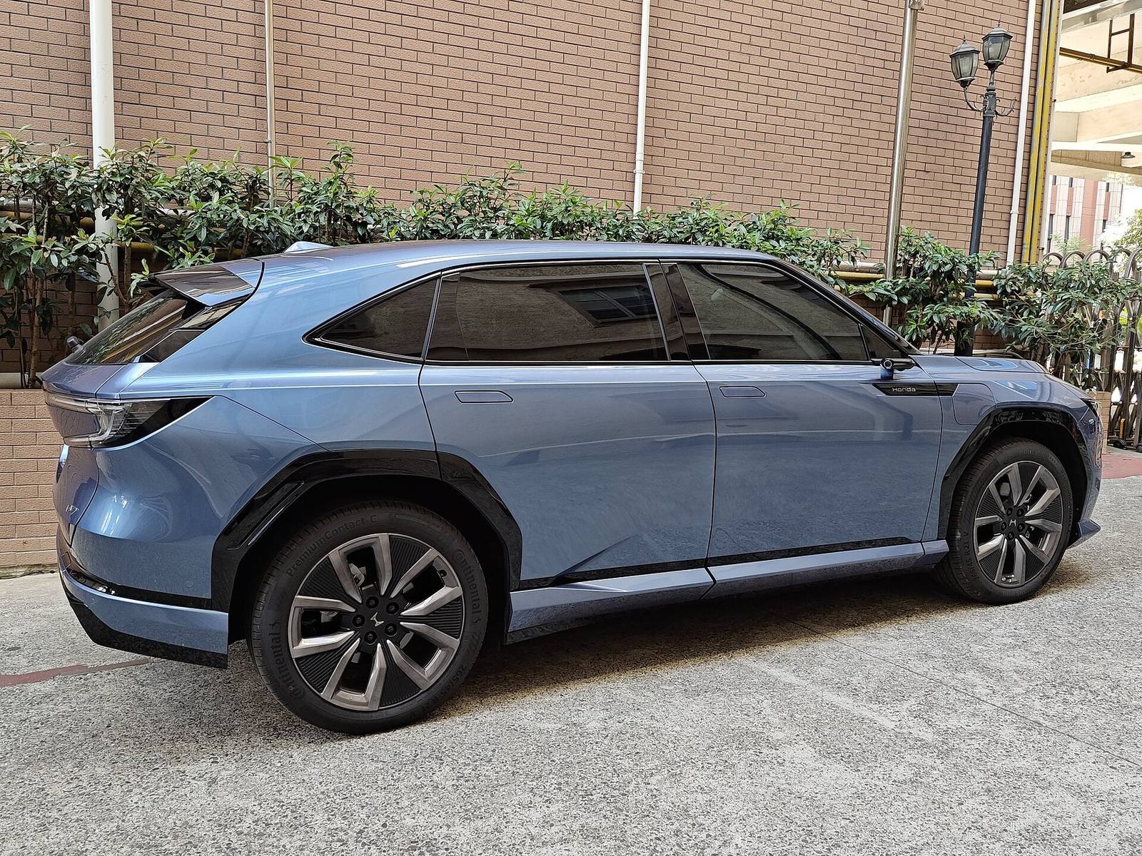 P7 AWD
