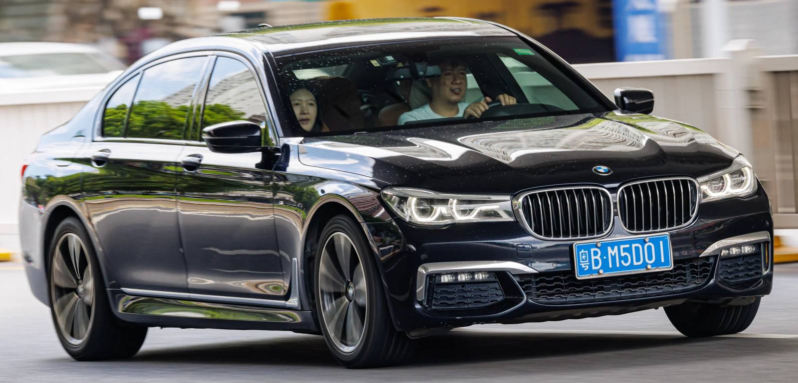 740i