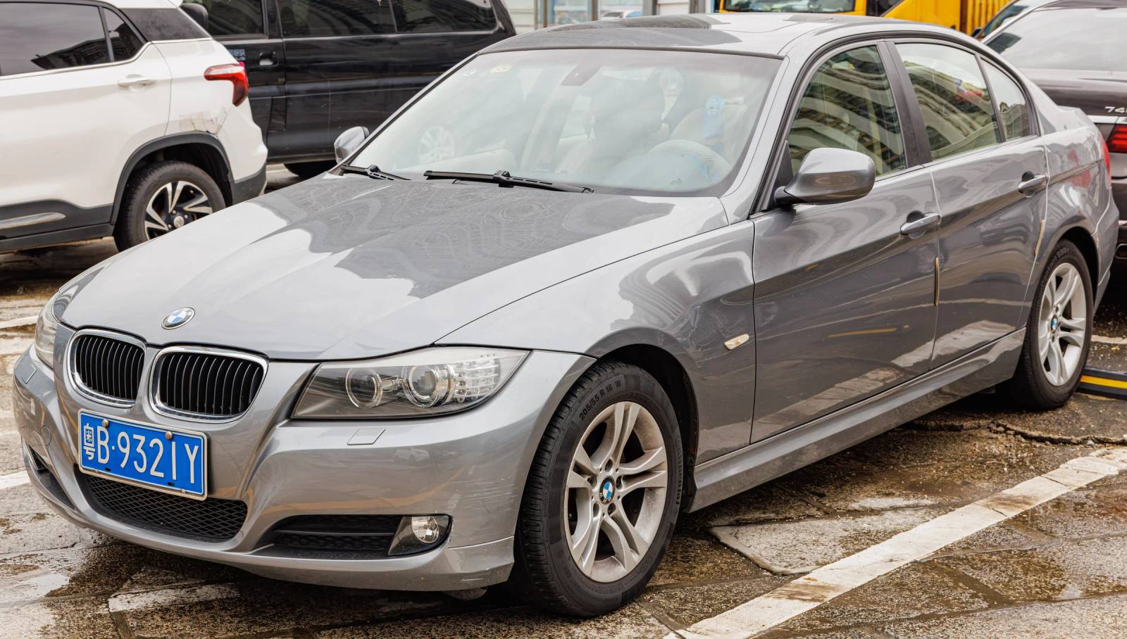 320i
