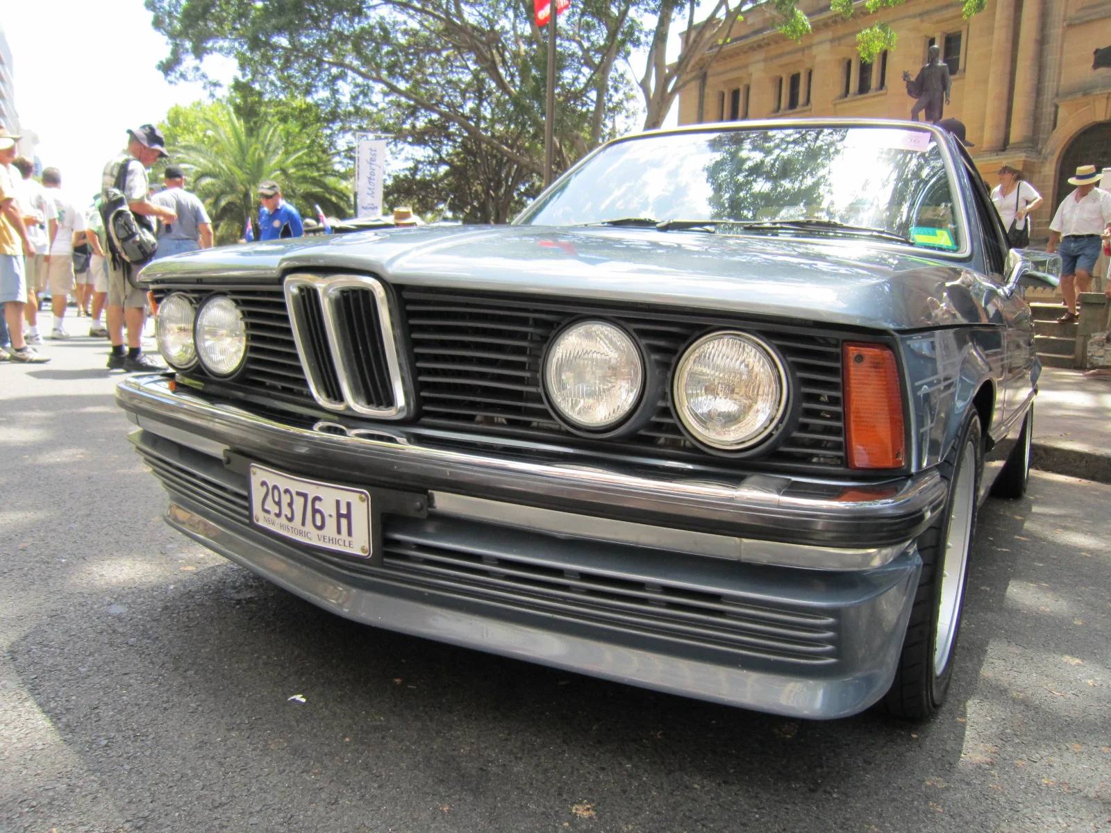 323i